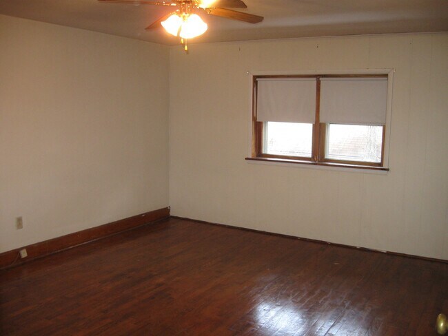 Building Photo - 2 Bedroom, 1 Bath Townhouse