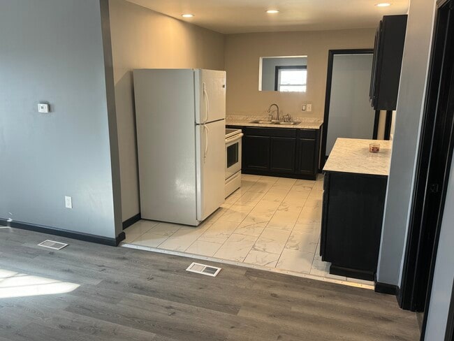 Building Photo - 1111 1/2 Carleton St