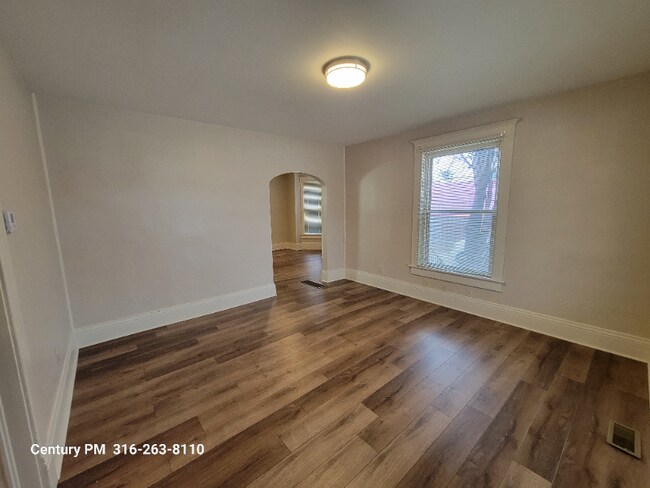 Building Photo - 1007 W Maple St