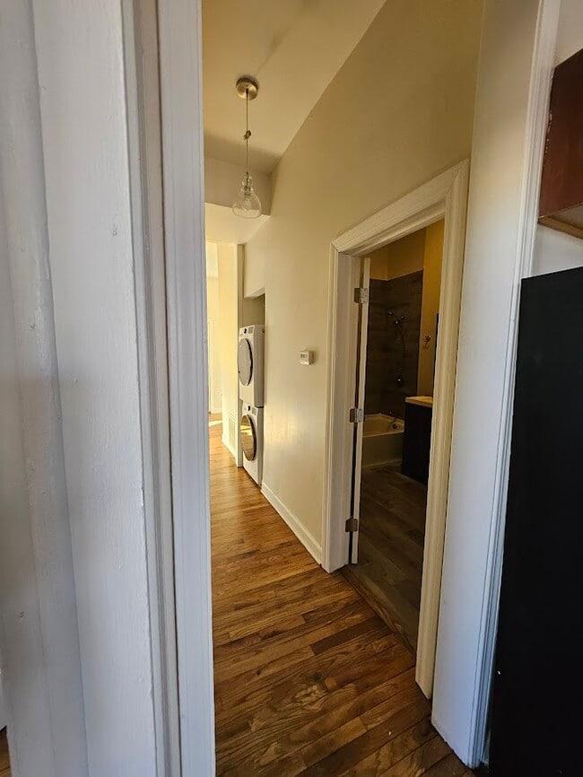 View towards bath & washer dryer - 2417 W Warren Blvd