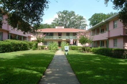 Courtyard - Lake Ivanhoe Shores Apartments