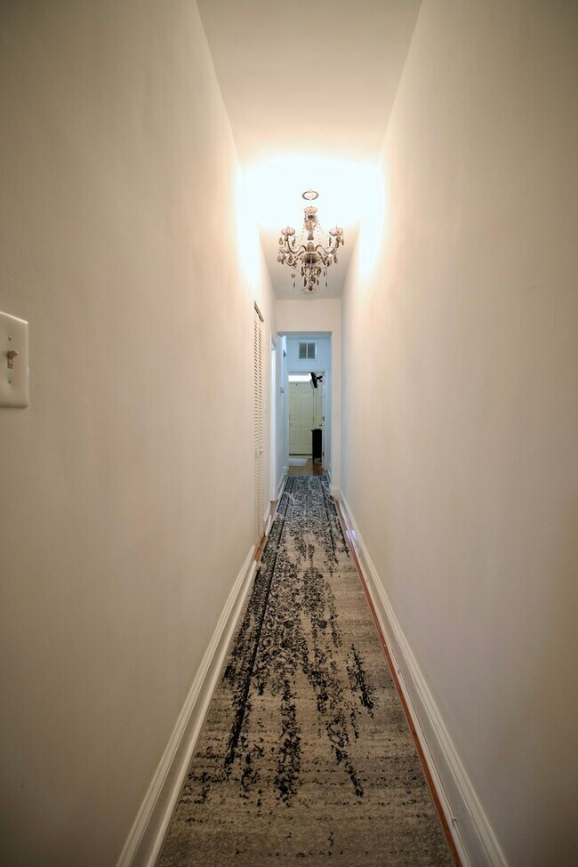 Foto del edificio - 1423 E Street NE, Unit First Floor