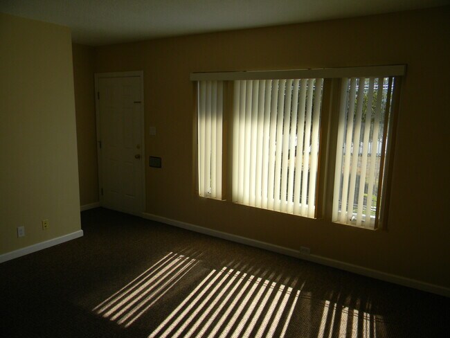 Living Room - 2611 Ripley Ave