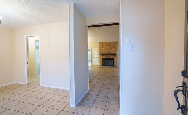 Building Photo - 8806 Thatch Dr