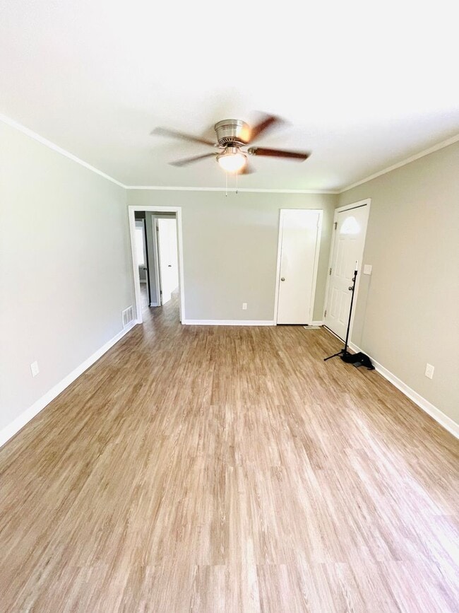 Building Photo - ** 3 Bed 2 Bath home in Forest Hills ** Ca...