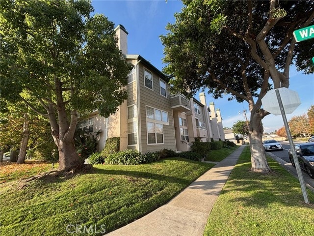 Building Photo - 10637 Walnut St