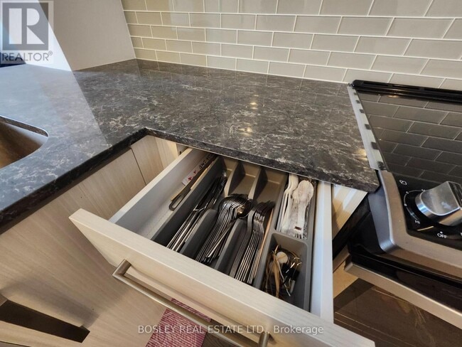 Photo du bâtiment - 5180 Yonge St