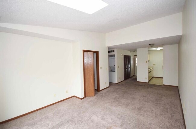 Building Photo - 425 6th Ave