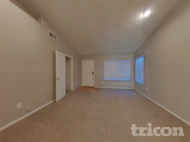 Building Photo - 1411 W Villa Theresa Dr
