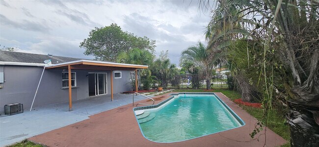 Foto del edificio - 501 NW 65th Ave