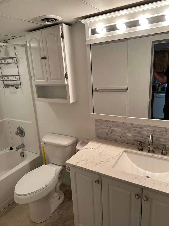 Baño - 113 S Highland Ave