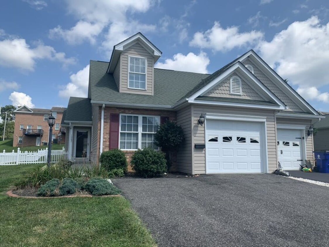 3 Bedroom, 2 Bath Townhouse-end unit 1 Car... - 3 Bedroom, 2 Bath Townhouse-end unit 1 Car...