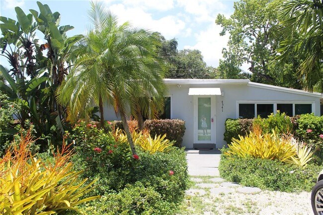 Building Photo - 4541 SW 25th Ave