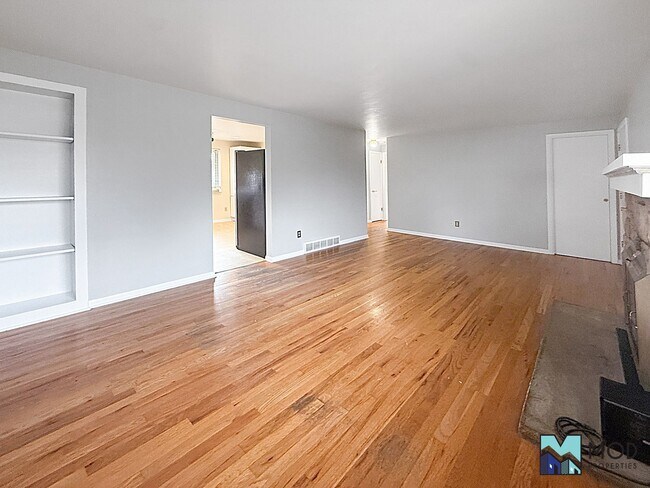 Foto del edificio - $0 DEPOSIT OPTION. CHARMING BRICK RANCH WITH FINISHED BASEMENT ON LARGE CORNER LOT NEAR DOWNTOWN ...