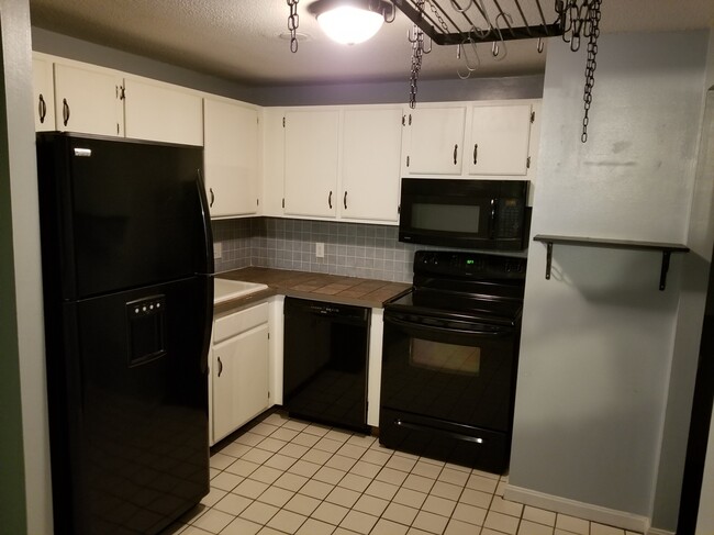 Fotografía del edificio - 80 English Village Rd