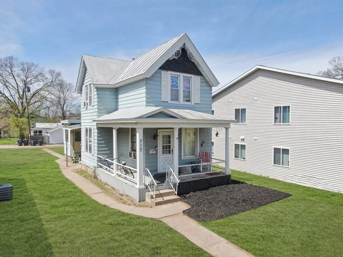 Primary Photo - 717 10th St N