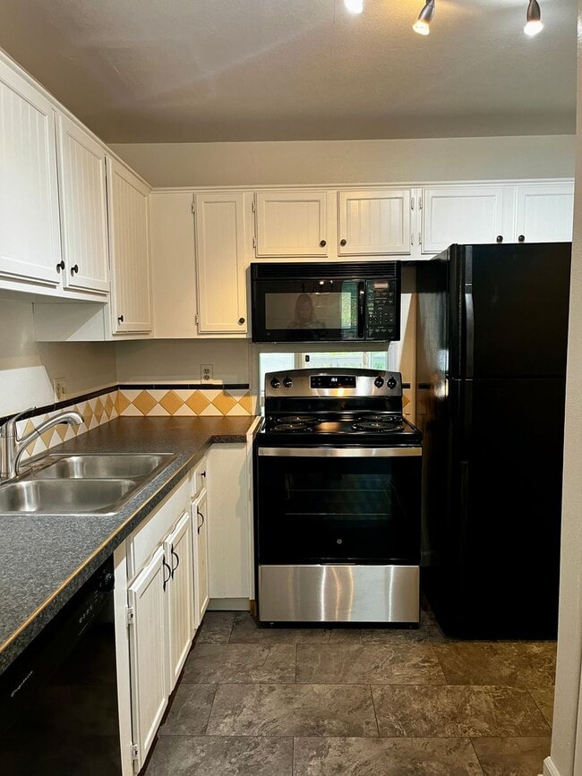 Building Photo - Affordable Condo Close to Everything
