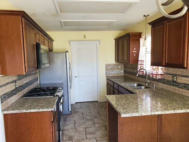 Foto del edificio - 3 Bedroom, 2 Bath with large fenced in bac...