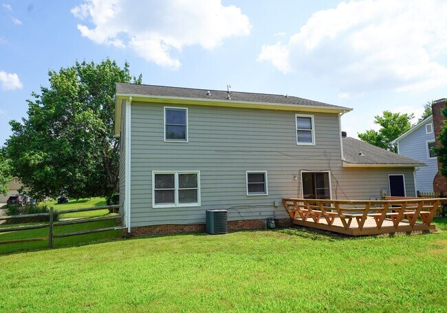 Building Photo - UNCC Area.  2 story 4 BR 2 1/2 BA Large Fe...