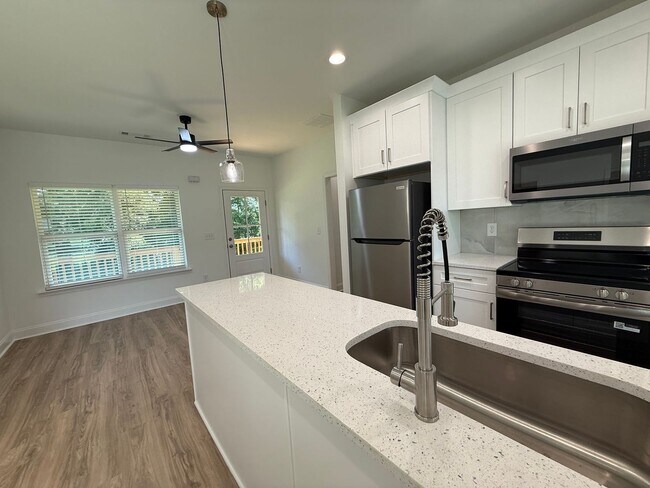 Foto del edificio - NEW CONSTRUCTION! NOW LEASING FOR AUGUST 2...