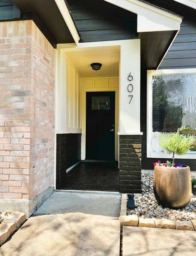 Foto del edificio - 607 Amaryllis Ave