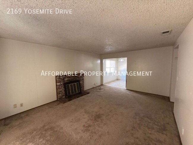 Foto del edificio - 2169 Yosemite Dr