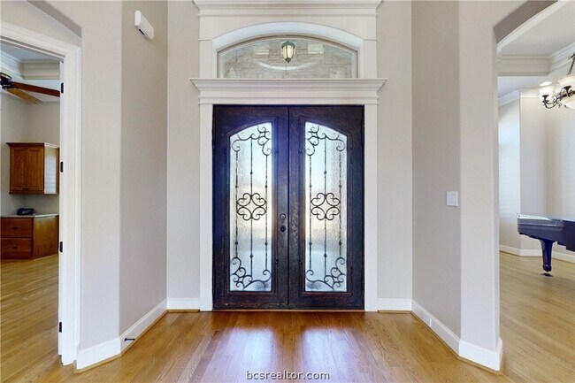 Building Photo - 8808 Queens Ct