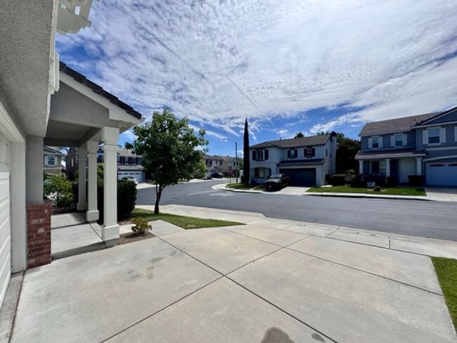 Building Photo - Beautiful 3 Bedroom two story South Temecu...