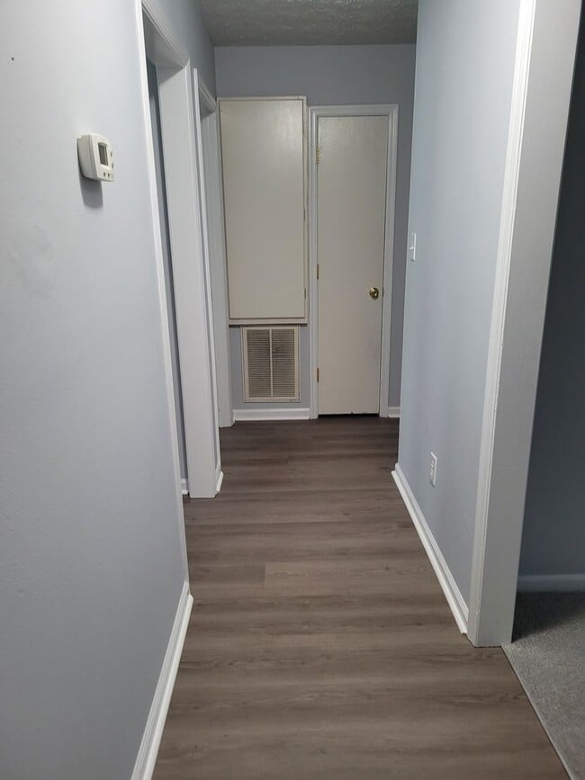 Building Photo - 2 Bedroom, 1 bath apartment - Downstairs Unit