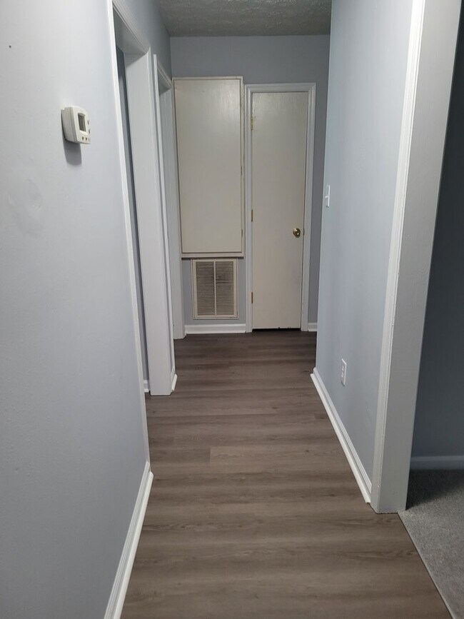 Foto del edificio - 2 Bedroom, 1 bath apartment - Downstairs Unit