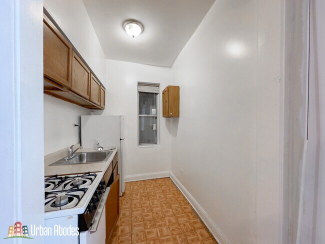 Building Photo - 2405 W Wilson Ave