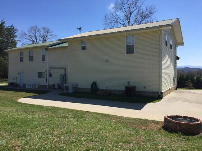 Building Photo - 150 Rolling Acres Way