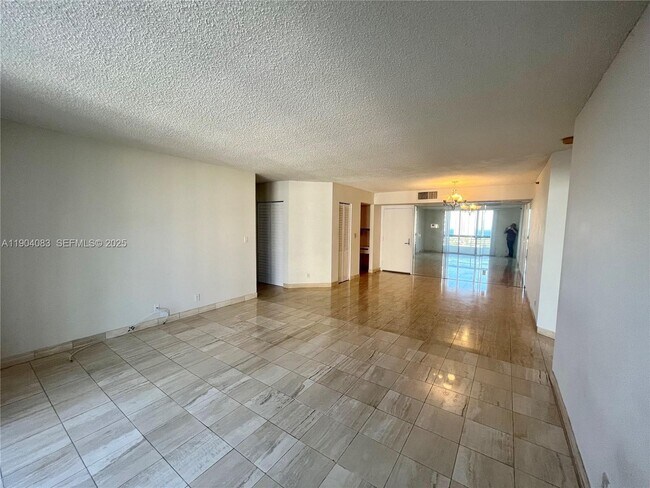 Foto del edificio - 3600 Mystic Pointe Dr