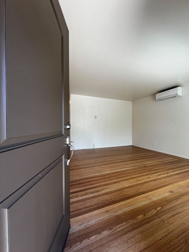 Foto del edificio - Charming 2 Bedroom, 1 Bathroom Home with Large Fenced Yard + Garage