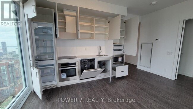 Building Photo - 88 Queen St E