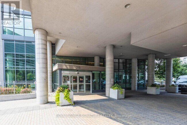 Building Photo - 215 Fort York Blvd