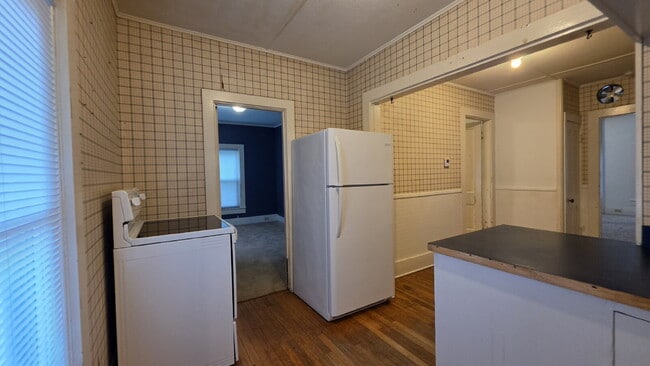 Building Photo - "Cozy & Convenient 2-Bedroom Duplex In Neenah – 800 Sq Ft of Comfortable Living!"