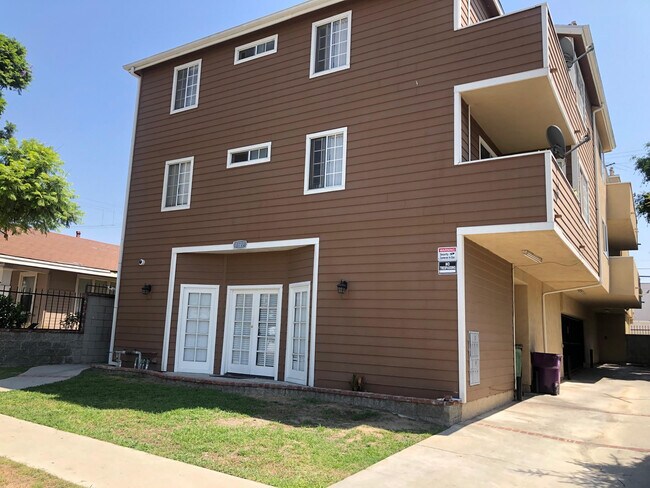 Building Photo - 1622 Freeman Ave