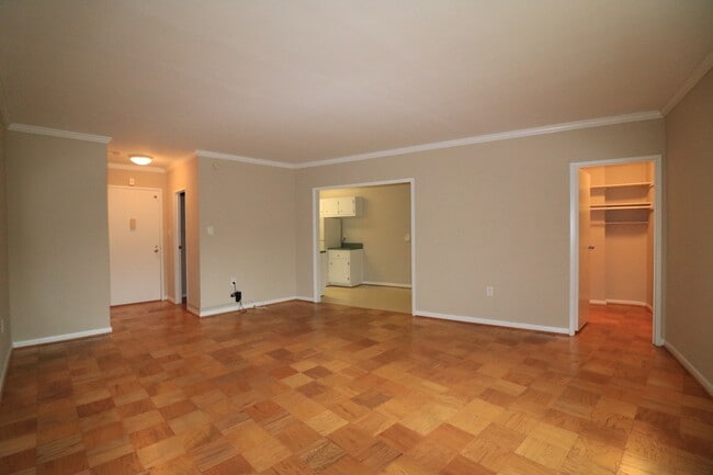 Building Photo - Ground Level Spacious STUDIO in Grosvenor ...