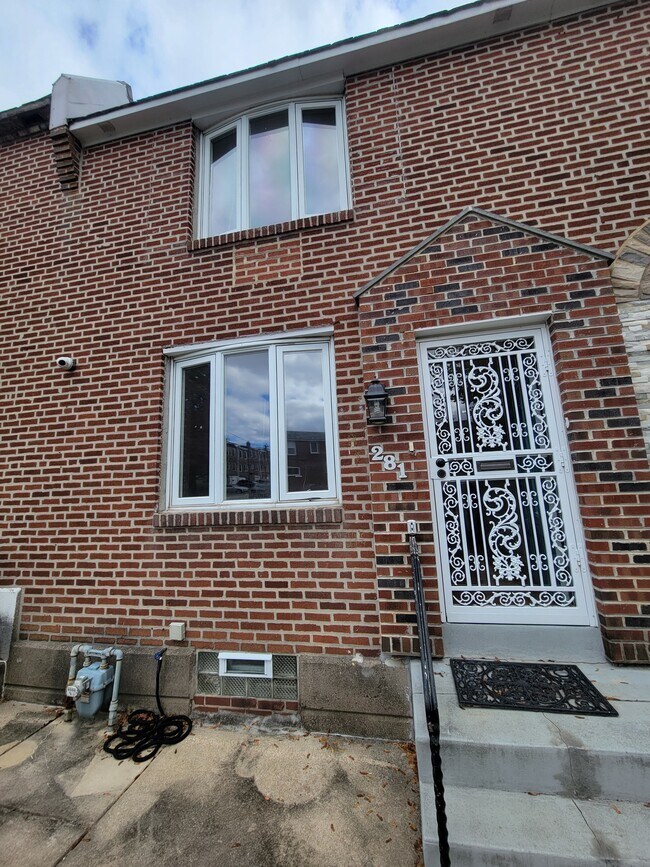 Building Photo - 281 Seven Oaks Dr