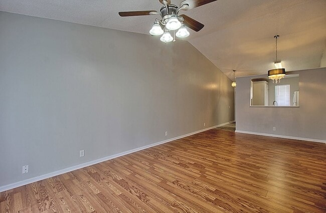 Building Photo - 910 Brett Dr