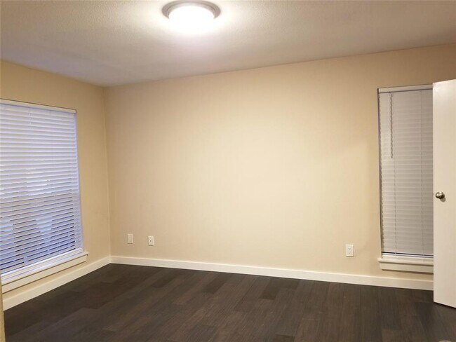 Foto del edificio - 6602 Harbor Town Dr
