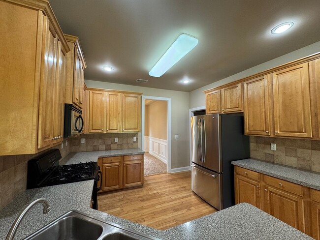 Building Photo - Inviting 4 bed 3.5 bath Home with Ample Li...