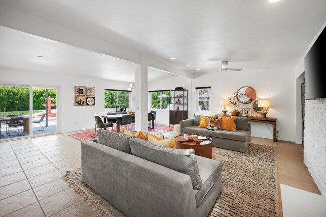 Foto del edificio - 43795 Acacia Dr