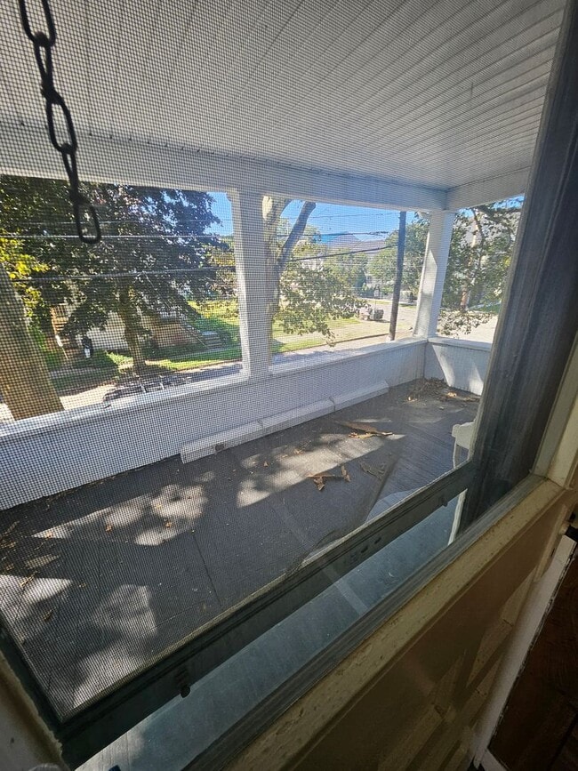 Building Photo - Upper 2 bedroom unit west side