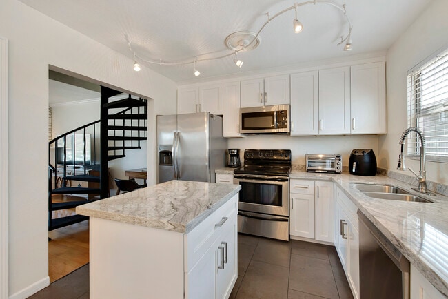 Building Photo - 1057 E Butler Dr