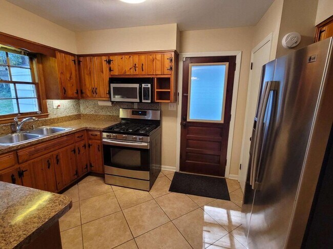 Building Photo - 2642 Warwick Cir NE