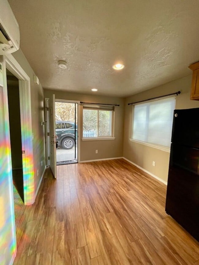 Building Photo - 11 NW Hixon Ave