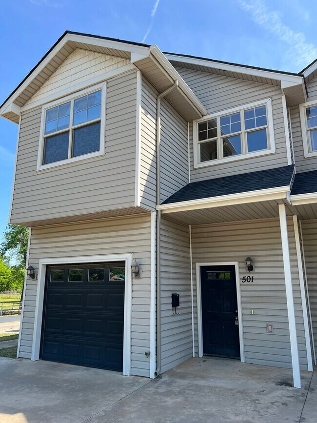 Foto del edificio - (3) Bed/(2.5) Bath Townhouse in Core Norman! Avail NOW!