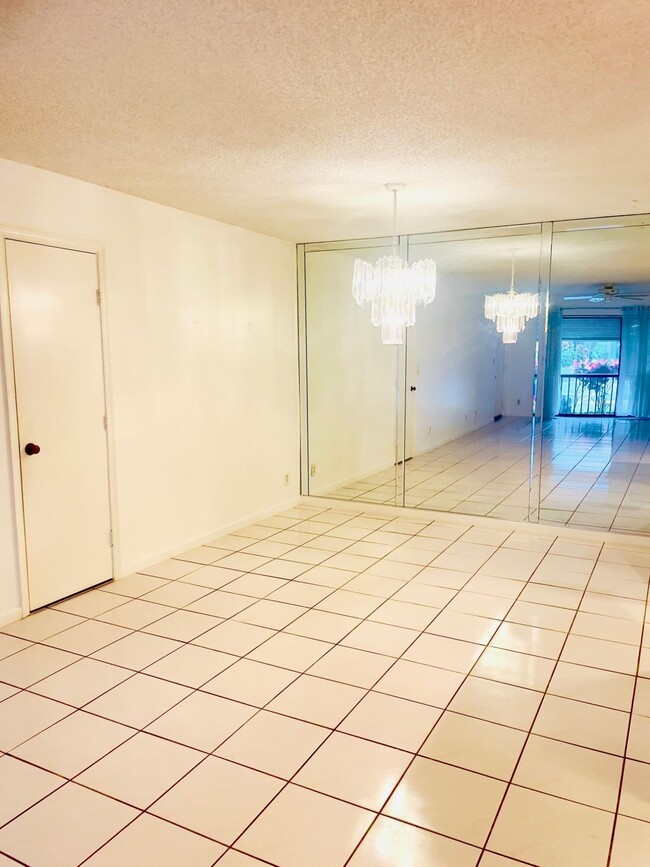 Building Photo - 9935 Pineapple Tree Dr